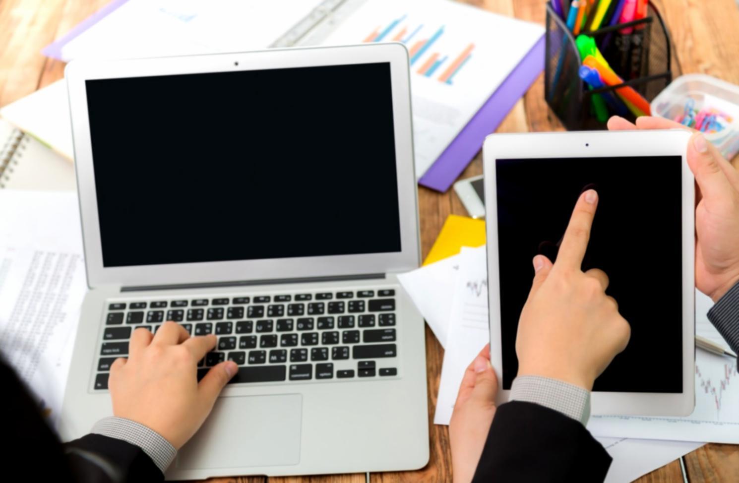 Detaillierte Analyse von Geschäftsdaten und Kennzahlen am Arbeitsplatz