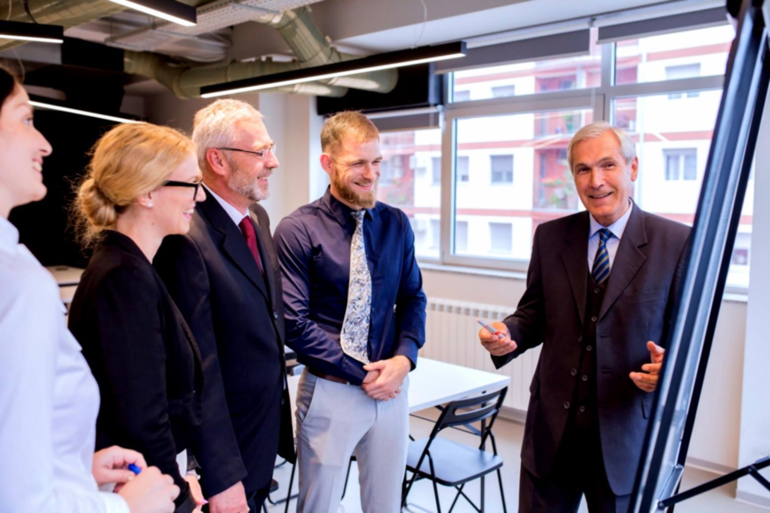 Finanzanalyse-Arbeitsplatz mit Dokumenten und Berechnungen