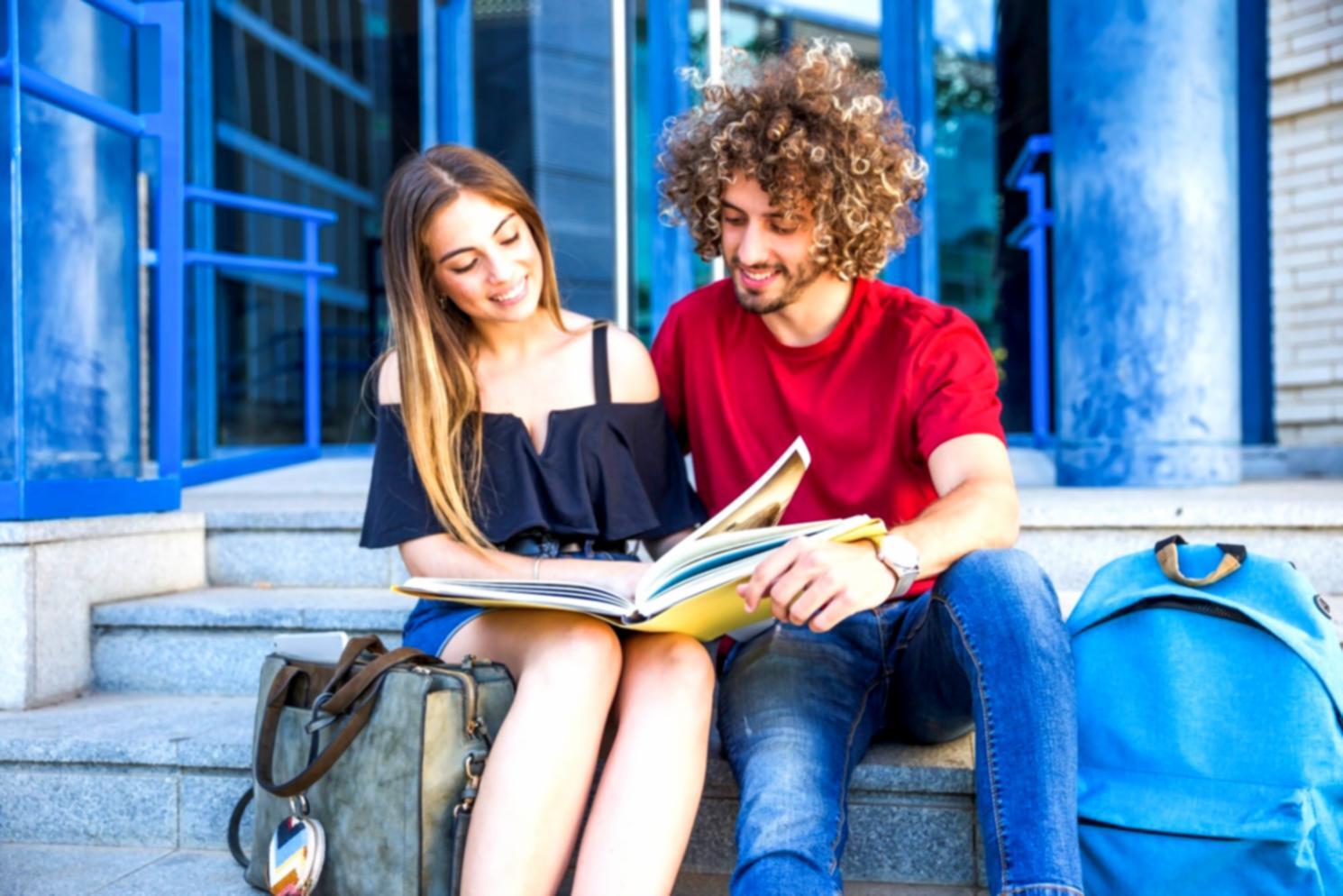 Moderne Arbeitsplatzausstattung mit Computer für Geschäftsanalyse